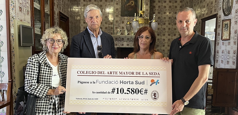 Entrega de un cheque a la Fundació Horta Sud