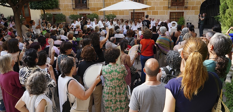 El coro ‘Les Veus de la Memòria’ celebra la llegada del verano en el Museo de la Seda, junto a ‘Titana’ y Susana Díaz Tejedor