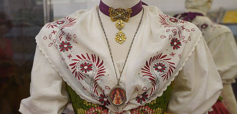 Nueva exposición de indumentaria tradicional valenciana