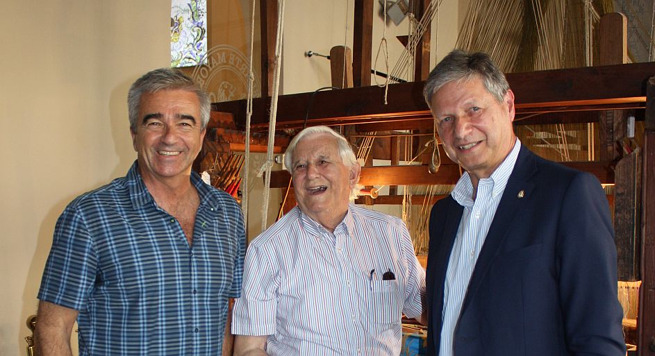 Carles Francino (conductor del programa), Vicente Enguídanos (último Velluter)  y Vicente Genovés (Presidente del Gremio de Velluters)